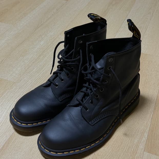Dr.Martens 닥터마틴 11822 8홀 워커 부츠