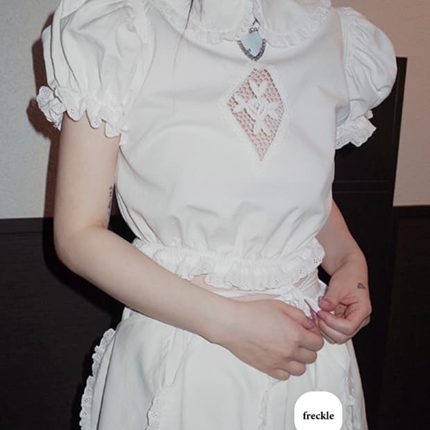 프레클 로즈 크롭 블라우스