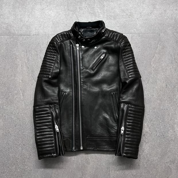 Iro 퀼티드 판넬 더블 짚 램스킨 자켓