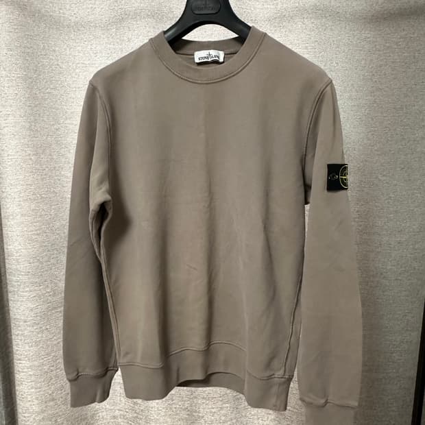 스톤아일랜드 맨투맨 라이트 브라운 (100)