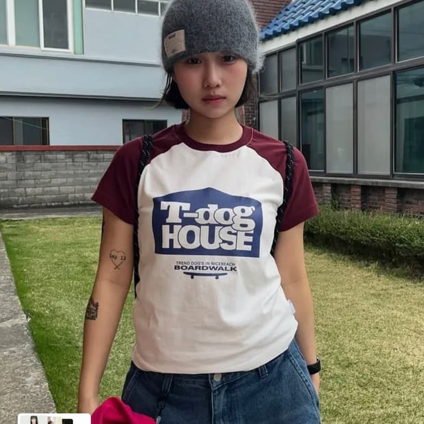 어반디타입) 독 하우스 그래픽 래글런 티셔츠_버건디