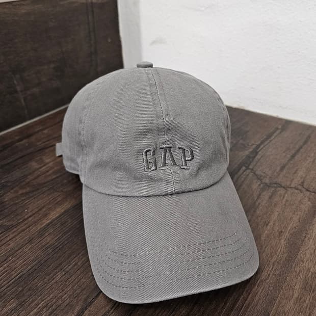 Gap 그레이 자수로고 볼캡