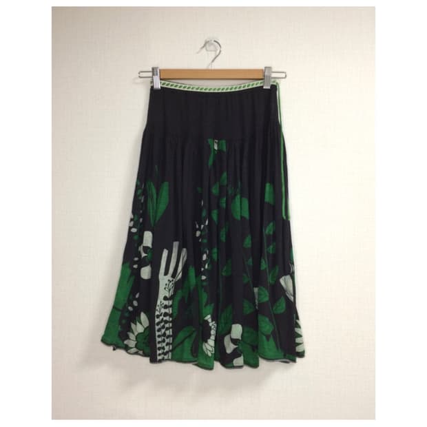 츠모리 치사토 블랙 그린 플라워 스커트
