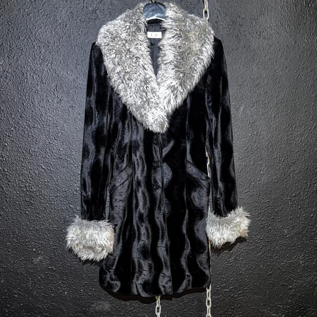 L.R – Black Velour Fur Collar Coat