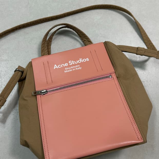 아크네 스튜디오 베이커 아웃 미니 토트백 판매