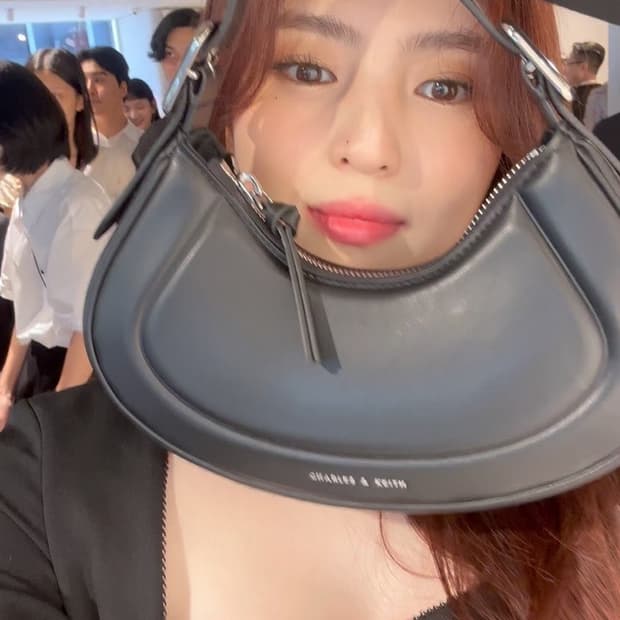 페트라 그로밋-스트랩 커브드 숄더백 -느와르