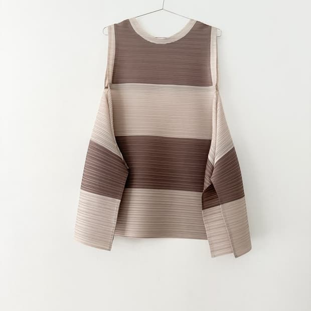 Color block swirl pleats sleeveless