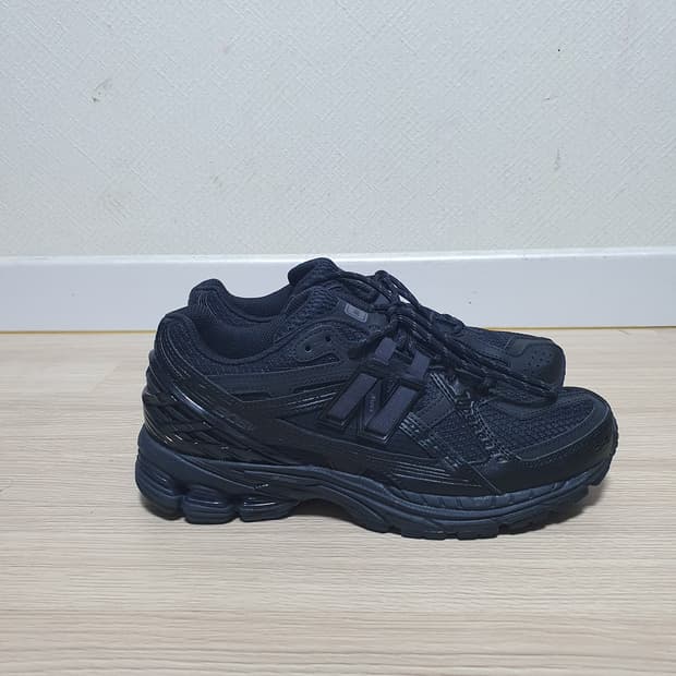 뉴발란스 1906U 트리플 블랙 255
