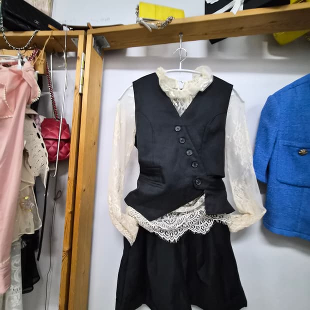 미샤 언발 프릴 베스트