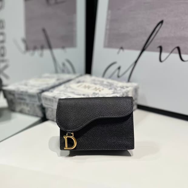 디올 새들 플랩 카드 홀더 그레인드 카프스킨 블랙