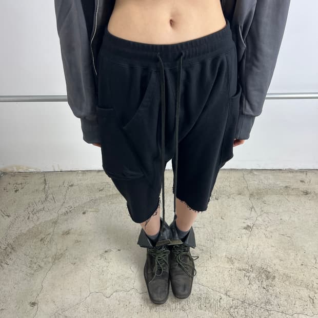 The Viridi Anne 22ss 비대칭 드롭 크로치 쇼츠