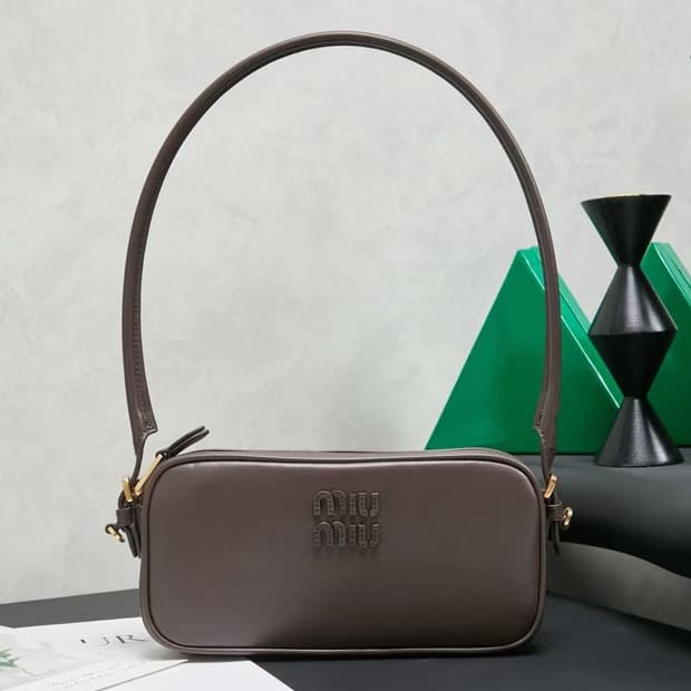 미우 미우 레더 파우치 브라운