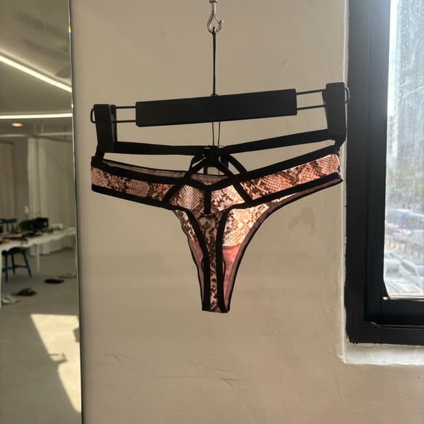 빅토리아시크릿 스트랩 티팬티