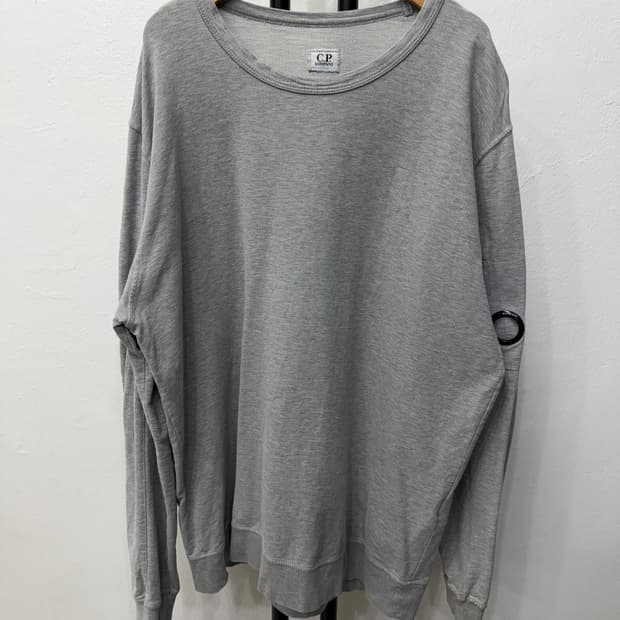 매장판정품) CP컴퍼니 21ss 남성 그레이 맨투맨 티셔츠 XXL