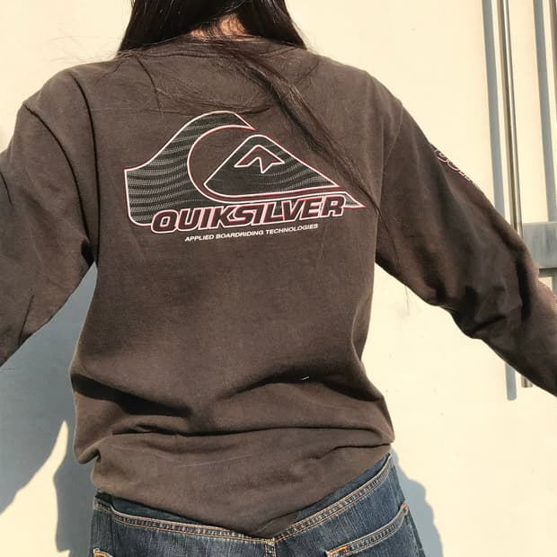 퀵실버 차콜 티셔츠