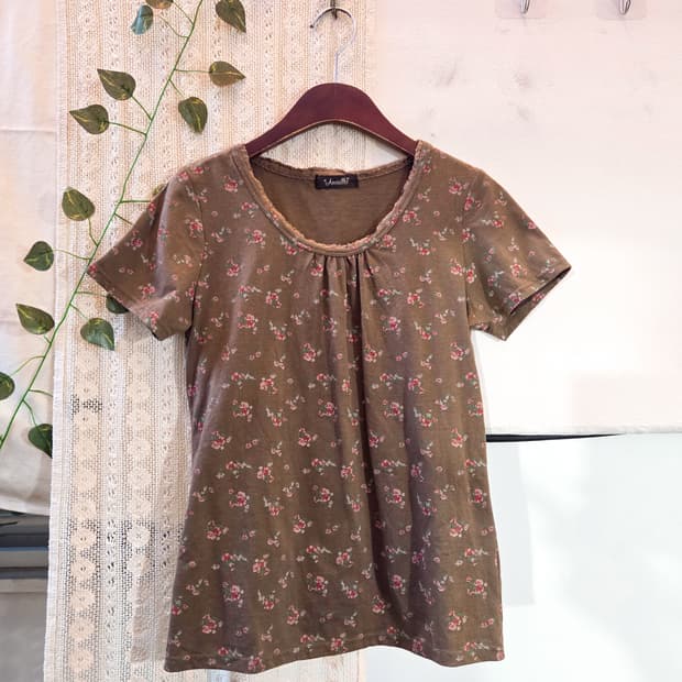 브라운 잔꽃 반팔 티셔츠