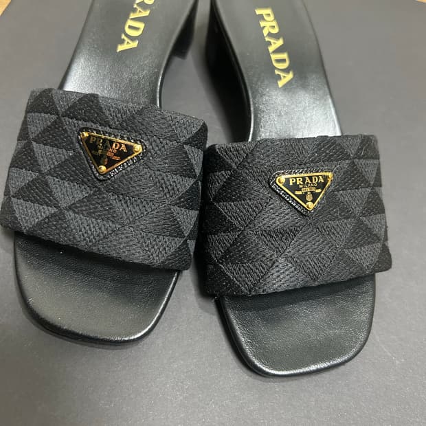 프라다 자수 패브릭 샌들