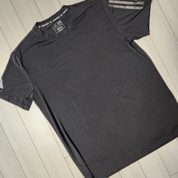 아디다스 마샬아츠 기능성 반팔티 사이즈xl

오염 하자 없이 깨끗해요^^