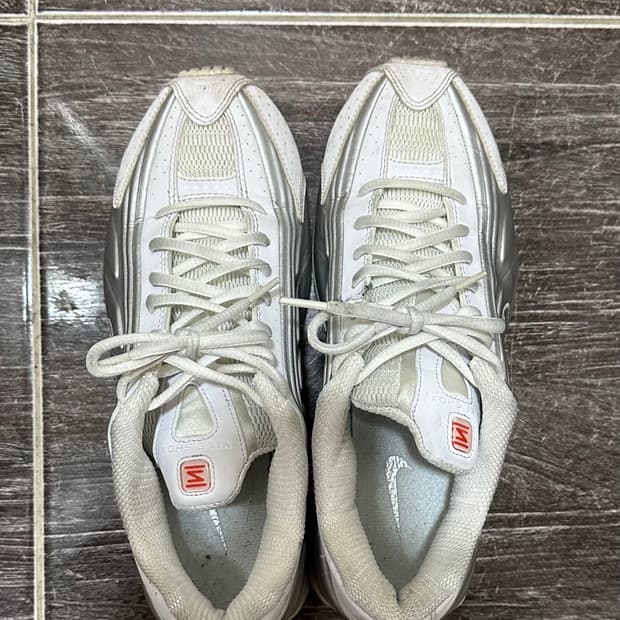 W 나이키 샥스 R4 화이트 메탈릭 실버