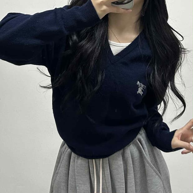 버버리 핀터깔 램스울 네이비 브이넥 니트
