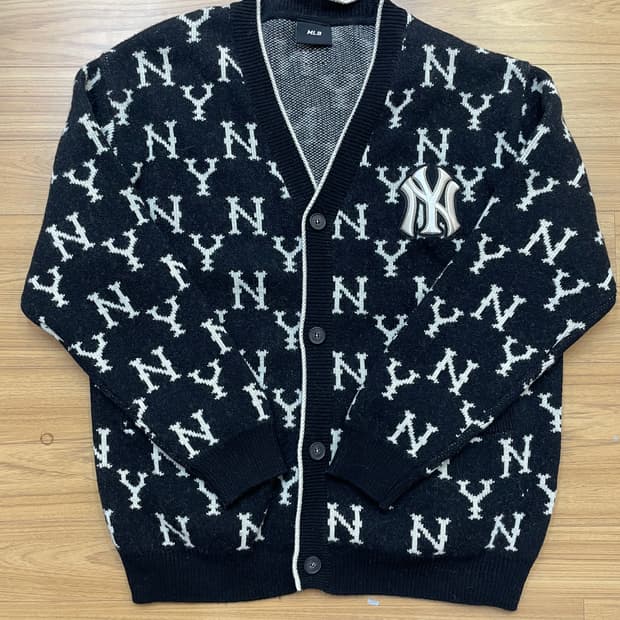 MLB NY 로고 가디건 L사이즈 판매합니다. 전체적으로 NY 로고 패턴