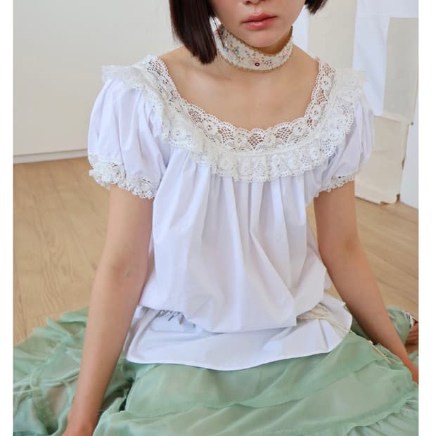 콜로신스 블라우스 (square lace trimming blouse)