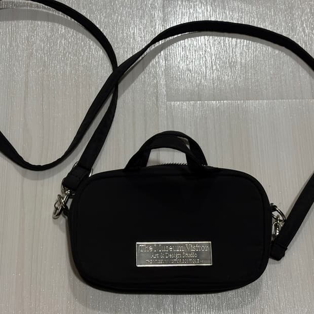 더뮤지엄비지터 메탈 로고 미니백