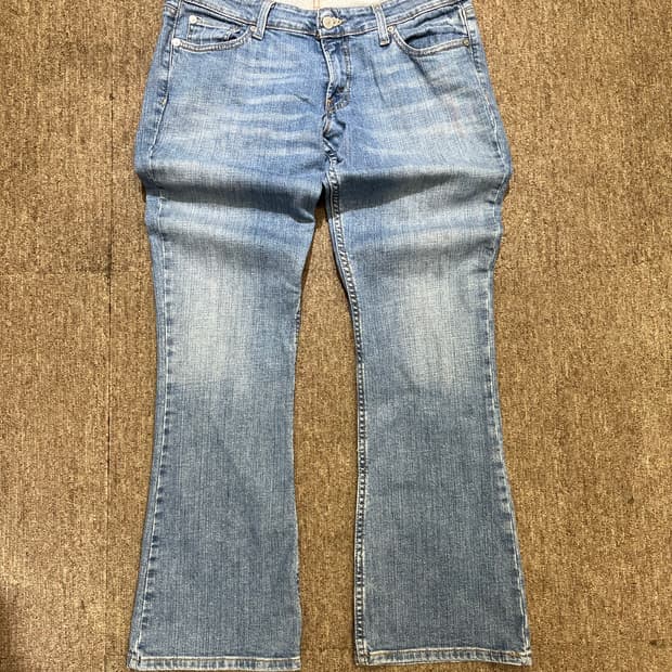  (30) Levis 524 (too superlow jeans) 