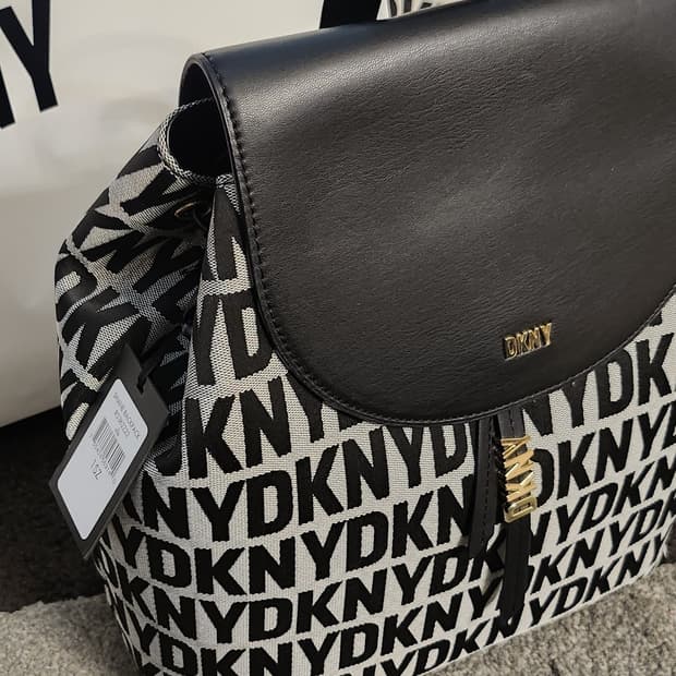 새상품) DKNY 브라이언트 플립 백팩