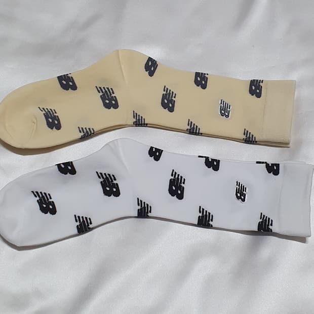 베이지 화이트 레터링 패턴 뉴발란스 양말 