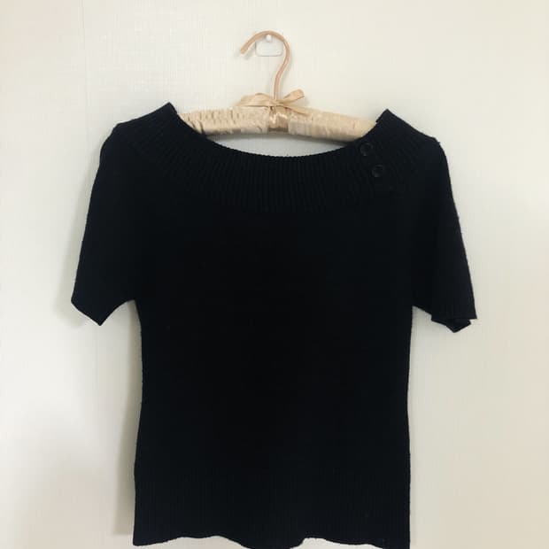 반짝이 블랙 버튼 오프숄더 반팔 니트