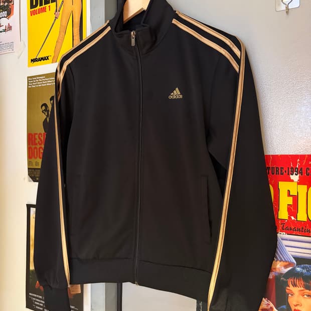 아디다스 블랙 골드 로고 트랙탑 져지