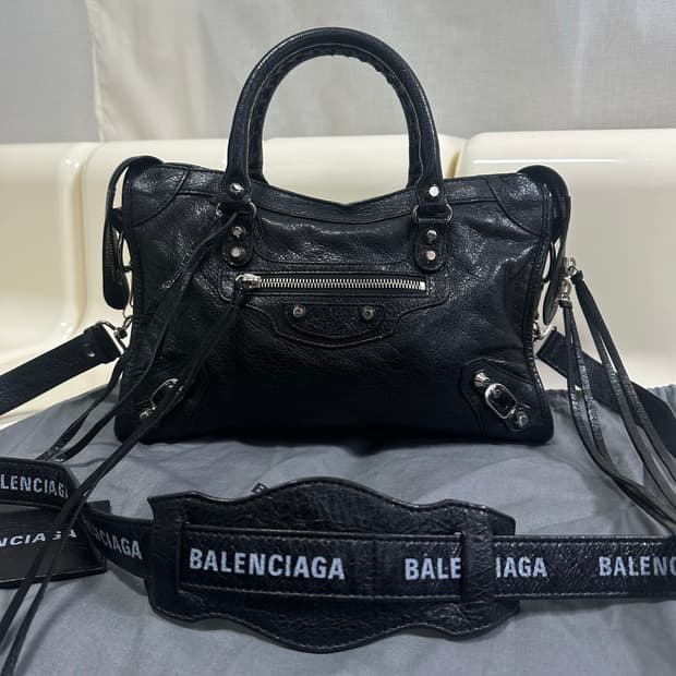 [A+ 정품] 발렌시아가 시티 모터백 블랙 스몰 로고스트랩