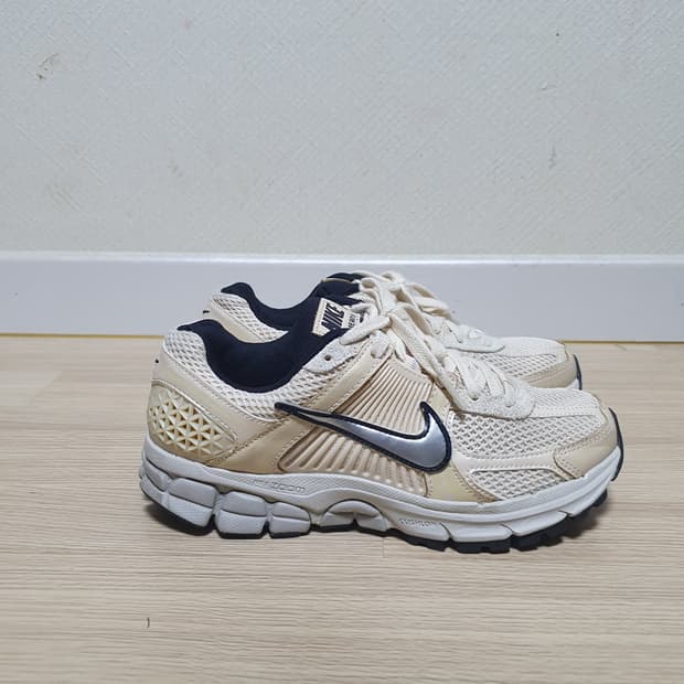 나이키 줌 보메로5 운동화 245