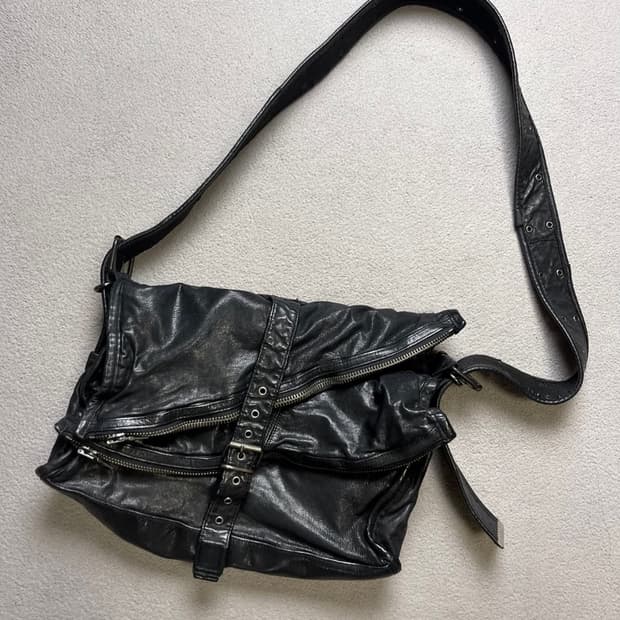 (구매)이런 느낌에 크로스백 찾습니다