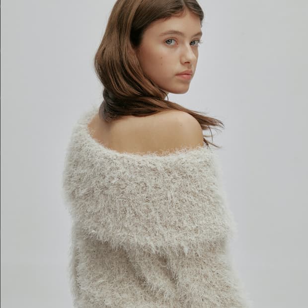 [새상품] 애프터아워즈 소프트 헤어리 원숄더 니트 베이지