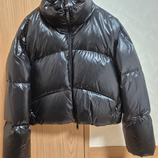 캘빈클라인 블랙 유광 숏패딩 S