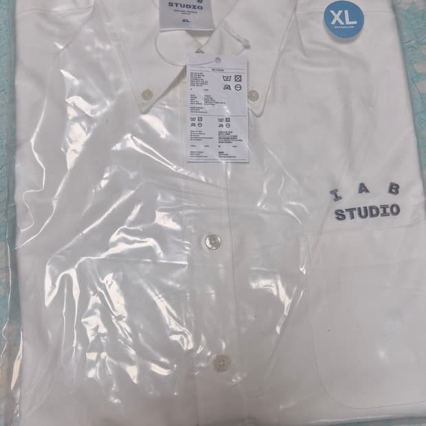 아이앱 스튜디오 화이트 셔츠 팝니다.
