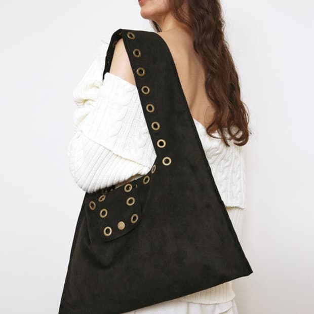 폴리수엠 아일렛 스웨이드 숄더백 블랙