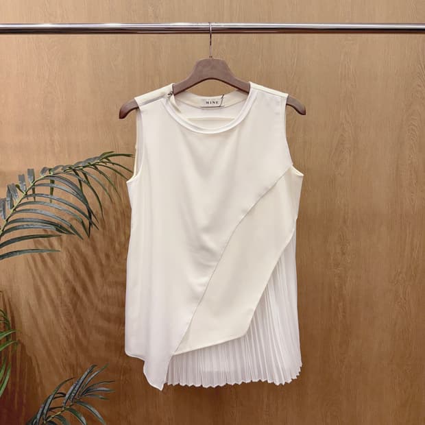 마인 민소매 블라우스 언발 레이어드 플리츠 지퍼 디테일 아이보리