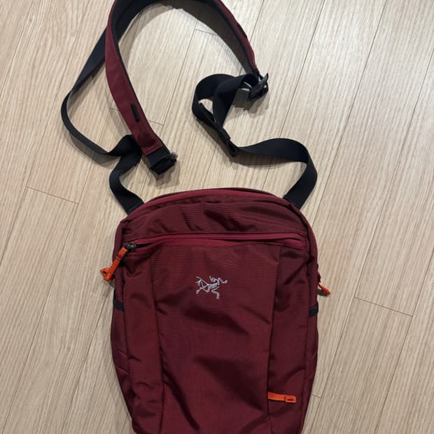 아크테릭스 사이드슬링블레이드4 와인색