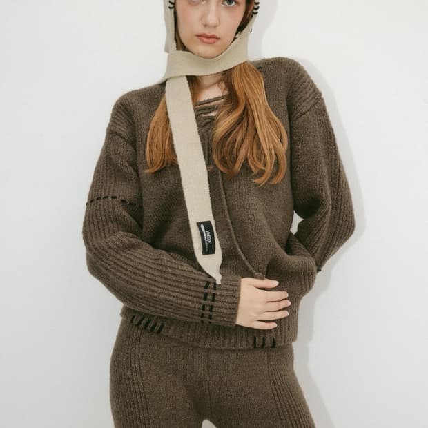 유즈 스티치 브이넥 니트