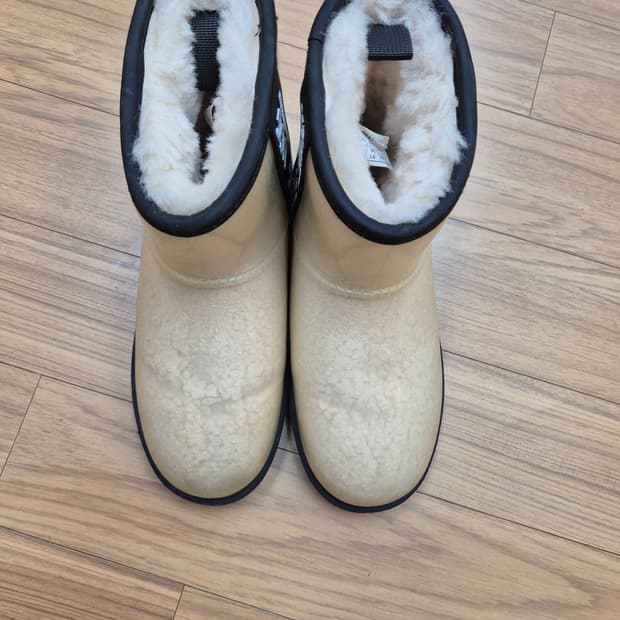 어그 클리어 부츠 EU37사이즈 팝니다. 겉은 클리어 소재로 되어있고, 