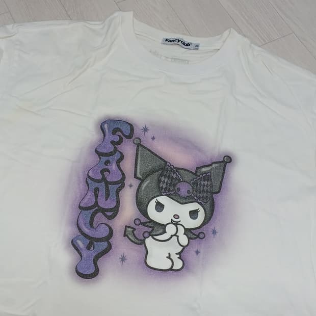 네스티팬시클럽 산리오 쿠로미 콜라보 글로시 반팔 티셔츠