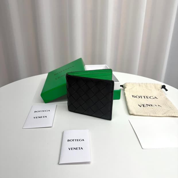 [25년 / 1회 착용] 보테가베네타 투톤 반지갑 블랙 그린