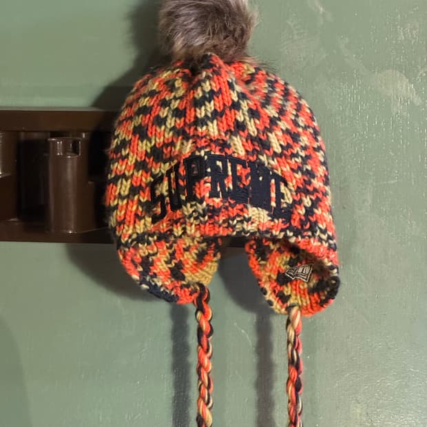 슈프림 뉴에라 이어플랩 비니