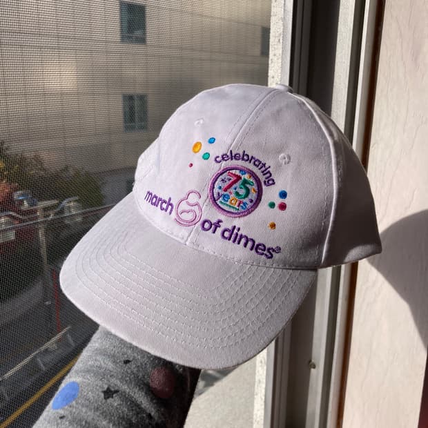 화이트 자수 볼캡