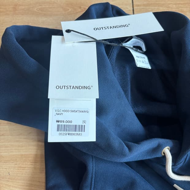 후드티 아직 택도 안 뜯고 안 입은 새상품 팔아요 핏 이쁘게 나옵니다