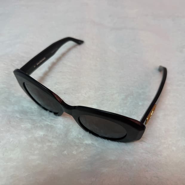 발렌시아가 선글라스 판매합니다.