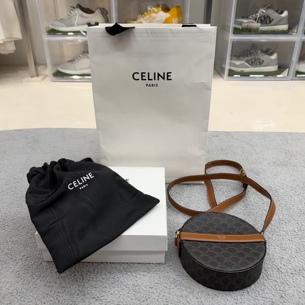 셀린느 트리옹프 스트랩 라운드 퍼스 크로스백